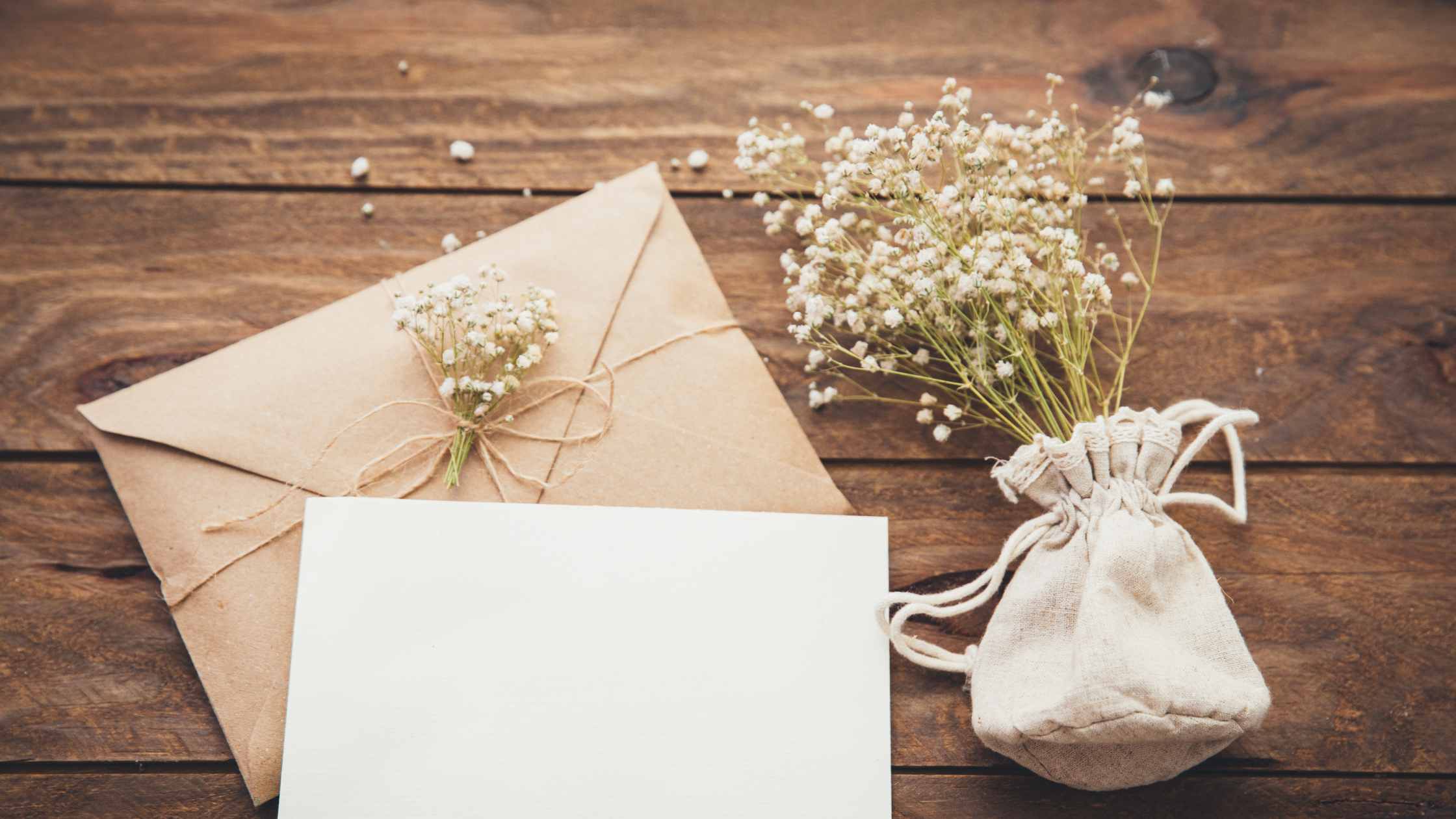 Read more about the article Zaproszenia na wesele – małe dzieła sztuki czy prosta formalność?