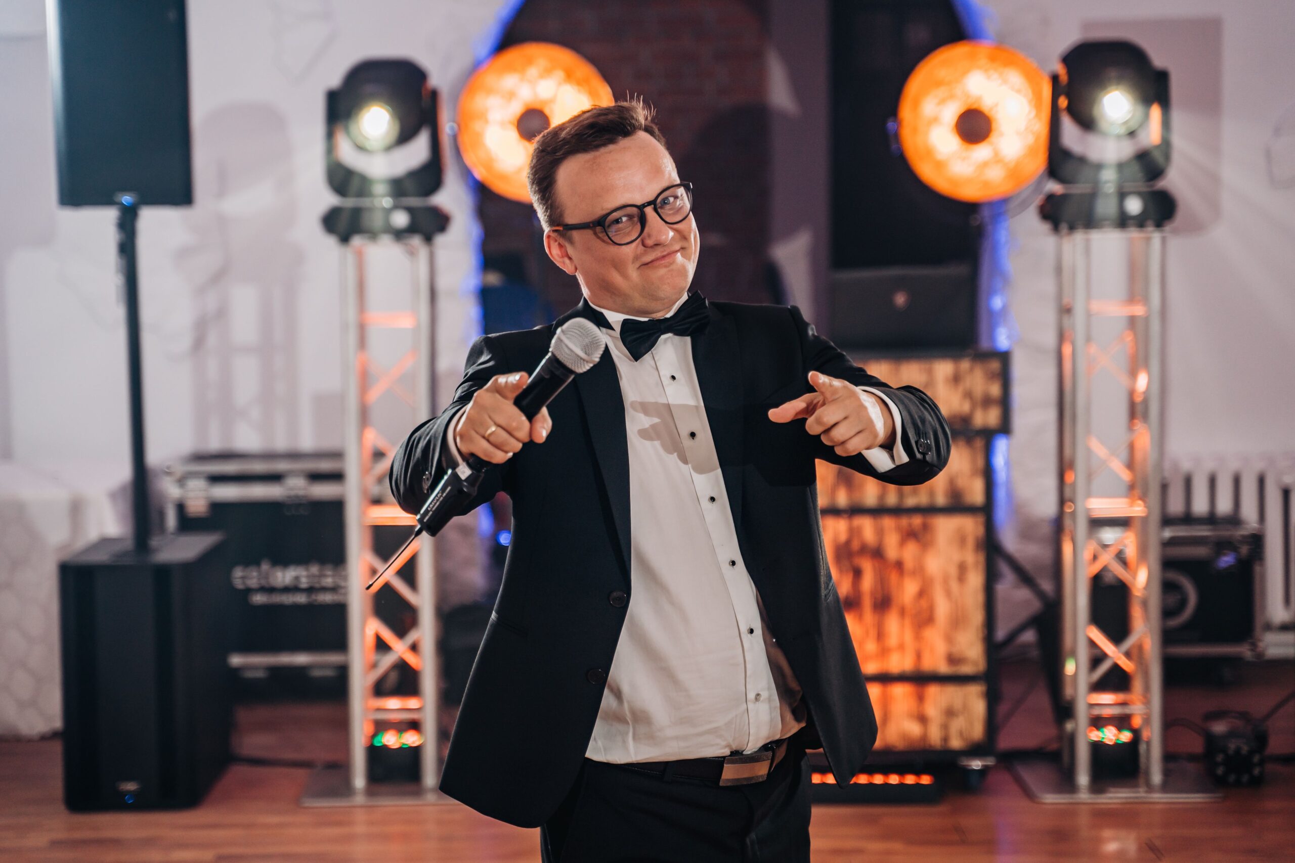 Read more about the article Dobra zabawa to nie tylko dobra muzyka – rola prowadzącego na weselu!