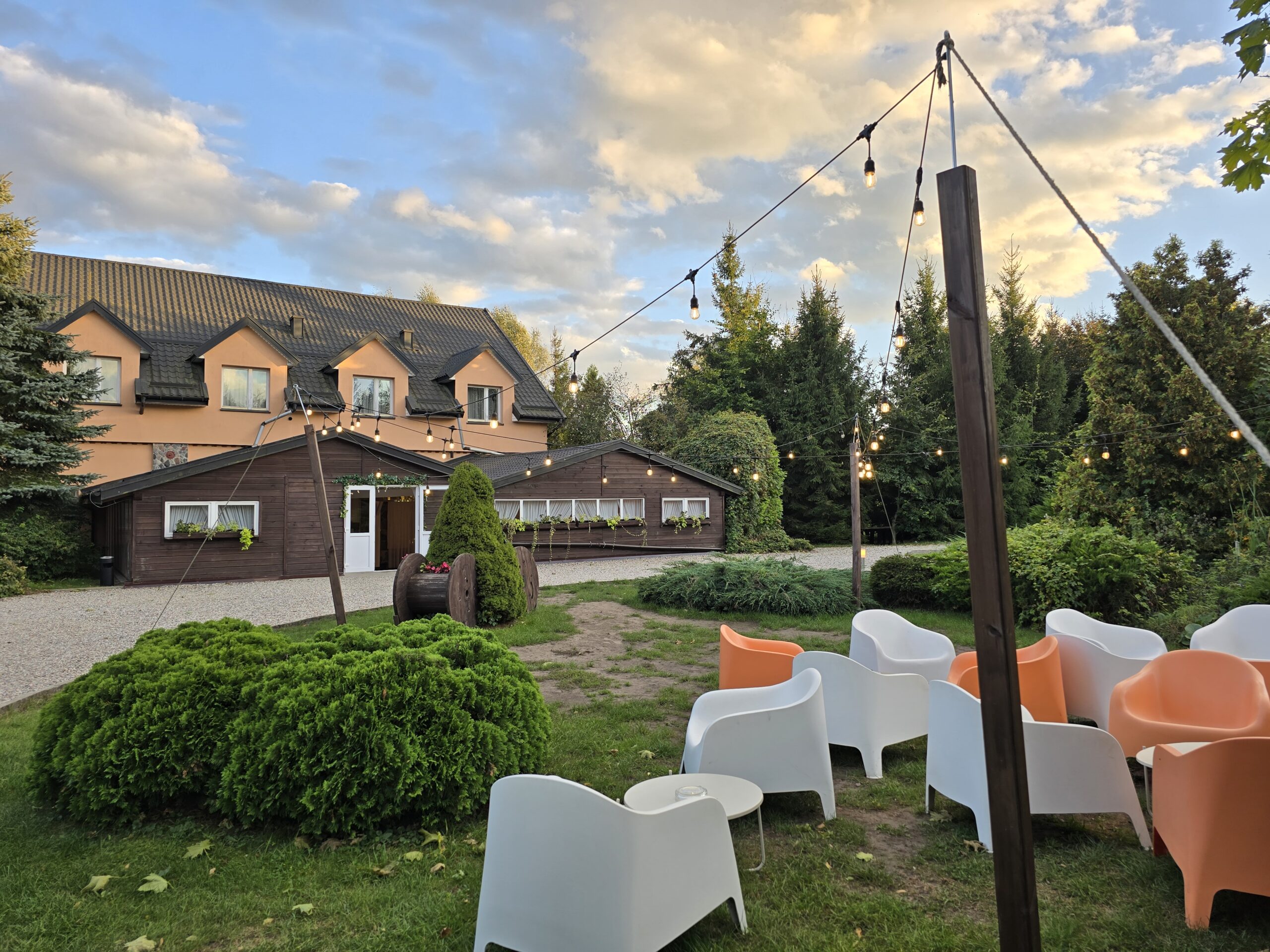 Read more about the article Karmuszka w Łopkajnach – wyjątkowe miejsce na wesela i nie tylko